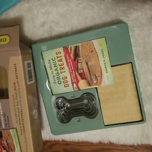 Organic Dog Treats Book & Kit Home Cooking For Your Dog (aka best friend) - Picture 4 of 9